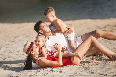 Genç Aile çocuk su yakınındaki plajda ile iyi vakit