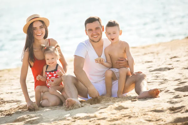 Junge Familie Verbringt Gute Zeit Mit Kindern Strand Wassernähe — Stockfoto
