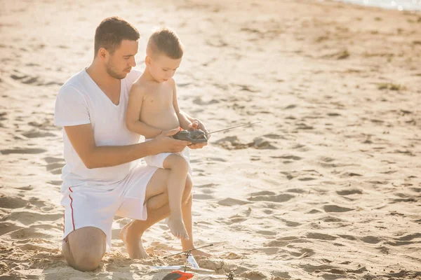 Junger Vater Mit Sohn Spielt Mit Spielzeughubschrauber Strand — Stockfoto