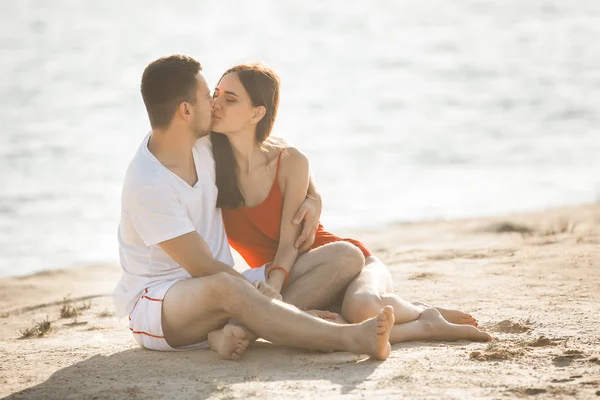 Jong Koppel Zoenen Het Strand Bij Zonsondergang — Stockfoto