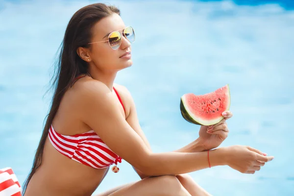 Mujer Bikini Rayas Comiendo Sandía Cerca Piscina —  Fotos de Stock