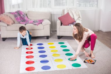 Anne ile oğlu oturma odasında oynarken twister