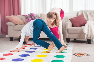 Anne ile oğlu oturma odasında oynarken twister