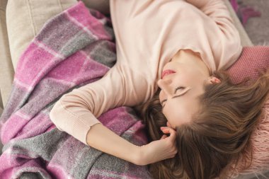 Genç kadın rahat kıyafetler ev dinleniyor