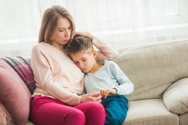 Anne oğlunu evde yatıştırıcı için çalışıyor