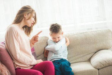Evde kanepede cezalandırıyor oğlu anne