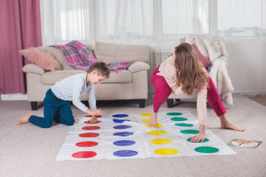 Anne ile oğlu oturma odasında oynarken twister