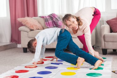 Anne ile oğlu oturma odasında oynarken twister