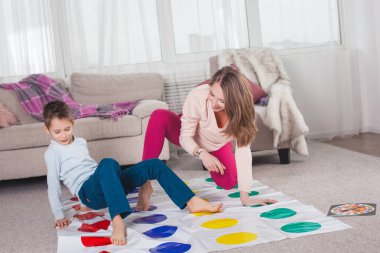 Anne ile oğlu oturma odasında oynarken twister