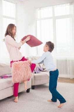 Genç anne ve oğlu evde yastık ile mücadele