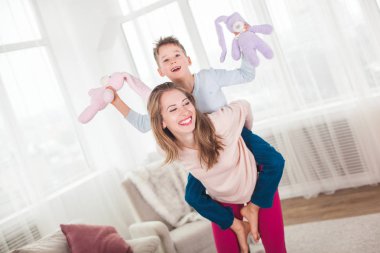 Genç anne oğlu ile eğleniyor evde oturma