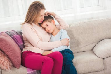 Anne oğlunu evde yatıştırıcı için çalışıyor