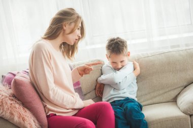 Evde kanepede cezalandırıyor oğlu anne