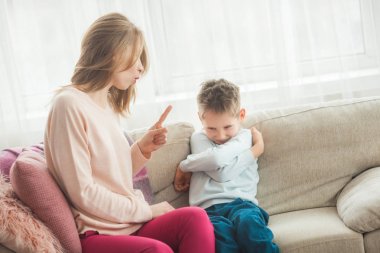 Evde kanepede cezalandırıyor oğlu anne