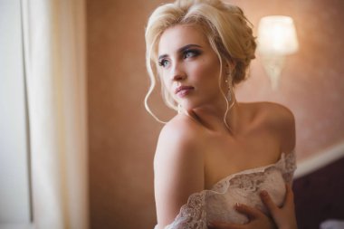 Zarif dantel gelinlik içinde ihale gelin