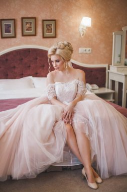 Zarif dantel gelinlik içinde ihale gelin