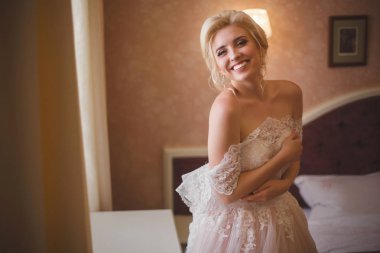 Zarif dantel gelinlik içinde ihale gelin