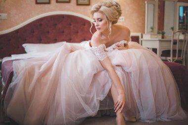 Zarif dantel gelinlik içinde ihale gelin