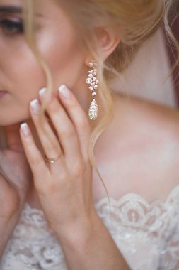 Zarif genç gelin gelinlik Görünümü Kapat