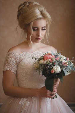 İhale genç gelin düğün buket tutan zarif gelinlik