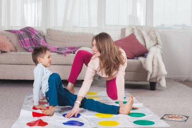 Anne ile oğlu oturma odasında oynarken twister