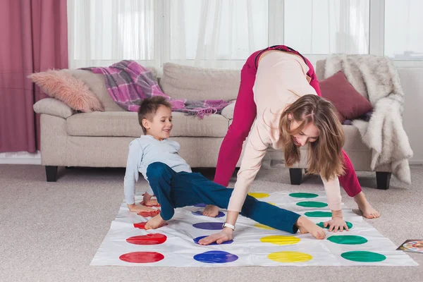 Moeder Spelen Twister Met Zoon Woonkamer — Stockfoto