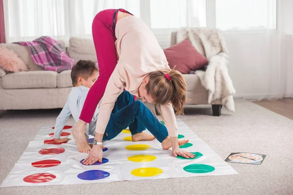 Moeder Spelen Twister Met Zoon Woonkamer — Stockfoto