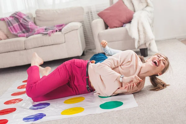 Matka Hrát Twister Syna Obýváku — Stock fotografie