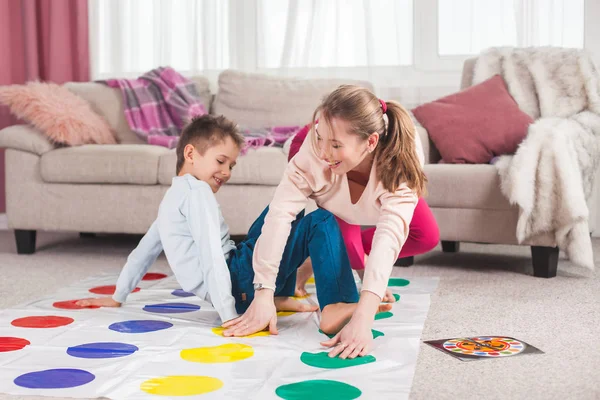 Anne Ile Oğlu Oturma Odasında Oynarken Twister — Stok fotoğraf