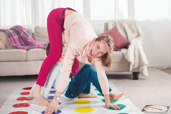 Mãe Brincando Twister Com Filho Sala Estar — Fotografia de Stock