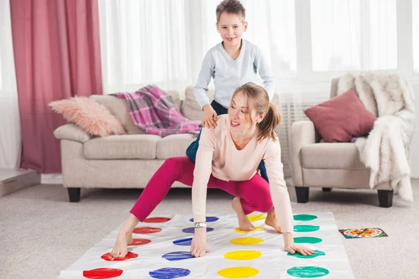 Anne Ile Oğlu Oturma Odasında Oynarken Twister — Stok fotoğraf