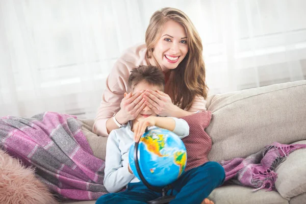 Moeder Zoon Spelen Thuis Met Globe Bepalen Waarnaar Wilt Reizen — Stockfoto