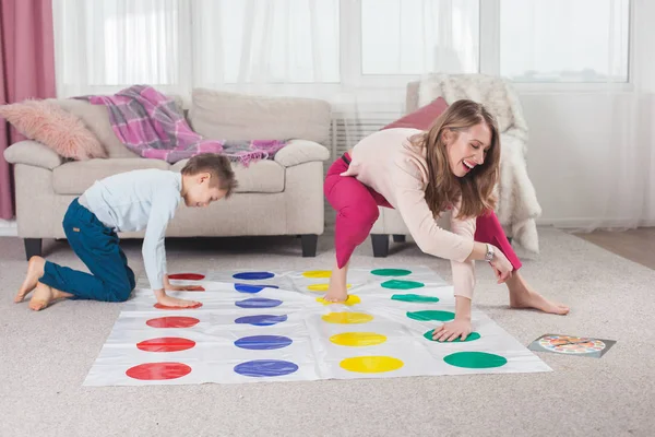 Madre Jugando Twister Con Hijo Sala Estar —  Fotos de Stock