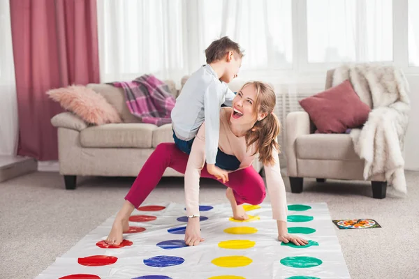 Moeder Spelen Twister Met Zoon Woonkamer — Stockfoto