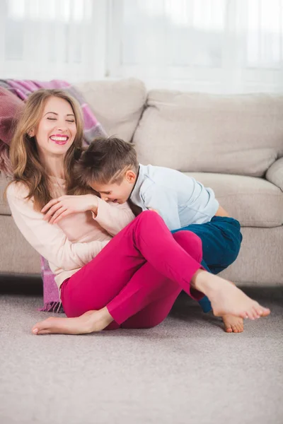 Joven Madre Jugando Con Hijo Suelo Casa Sala Estar — Foto de Stock