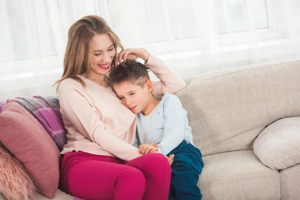 Moeder Probeert Kalmeren Onderaan Zoon Thuis — Stockfoto