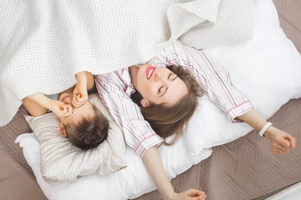 Madre Con Figlio Che Allunga Letto Mattina Presto — Foto Stock