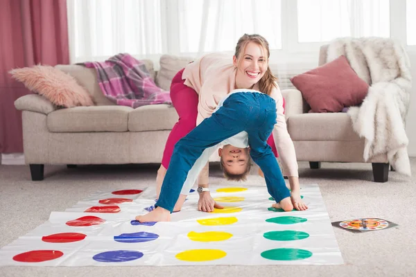 Moeder Spelen Twister Met Zoon Woonkamer — Stockfoto