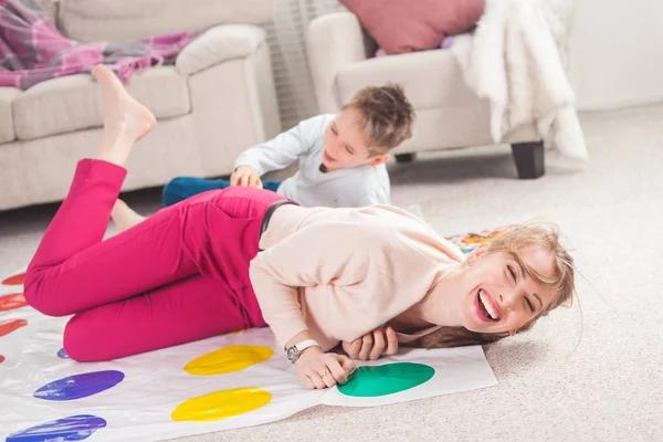 Moeder Spelen Twister Met Zoon Woonkamer — Stockfoto