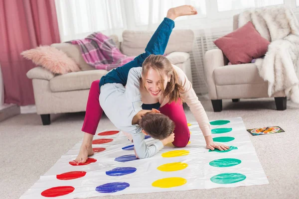 Anne Ile Oğlu Oturma Odasında Oynarken Twister — Stok fotoğraf