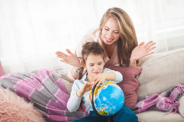 Moeder Zoon Spelen Thuis Met Globe Bepalen Waarnaar Wilt Reizen — Stockfoto