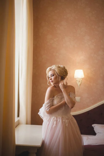 温柔的新娘在优雅的蕾丝婚纱礼服 — 图库照片