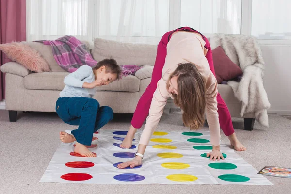 Anne Ile Oğlu Oturma Odasında Oynarken Twister — Stok fotoğraf