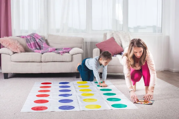 Anne Ile Oğlu Oturma Odasında Oynarken Twister — Stok fotoğraf