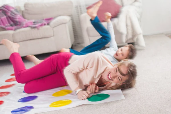 Matka Hrát Twister Syna Obýváku — Stock fotografie