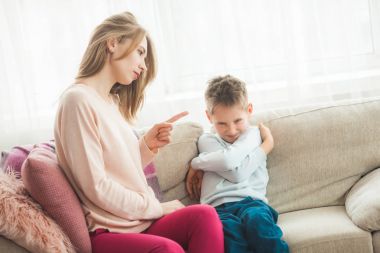 Evde kanepede cezalandırıyor oğlu anne