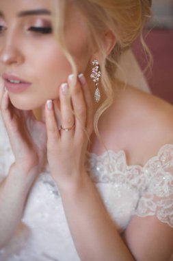 Zarif genç gelin gelinlik Görünümü Kapat