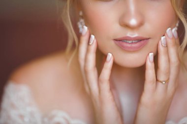 Zarif genç gelin gelinlik Görünümü Kapat