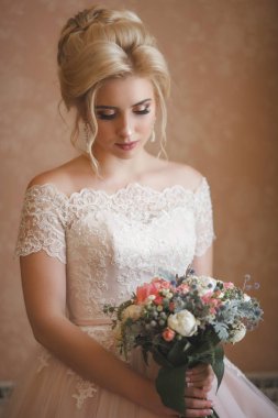 İhale genç gelin düğün buket tutan zarif gelinlik