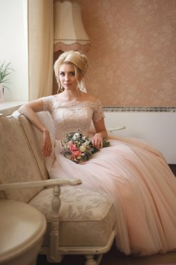 İhale genç gelin düğün buket tutan zarif gelinlik